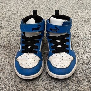Puma Kids Sneakers in Blue and White